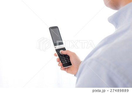 男性　ガラケー 27489889