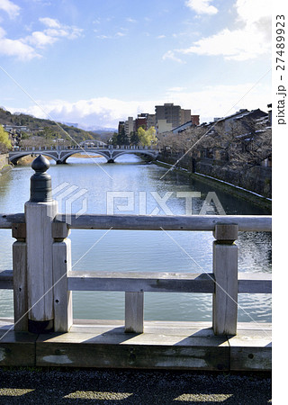 「中の橋」から「浅野川大橋」を望む（金沢・浅野川） 27489923