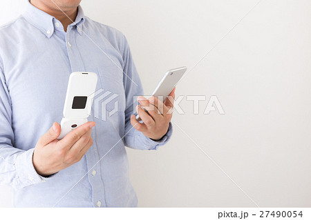 男性　スマートフォン　ガラケー 27490054
