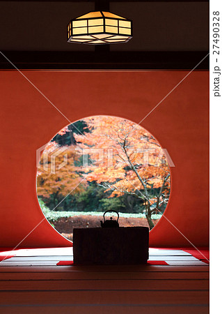 鎌倉の古刹の紅葉(明) 鎌倉の古刹の紅葉(明) 27490328
