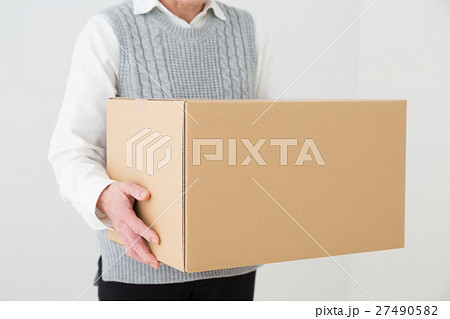 ダンボール箱を持つシニア　白バック 27490582