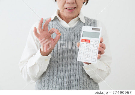 電卓を持つシニア 白バック 電卓を持つシニア 白バック 27490967