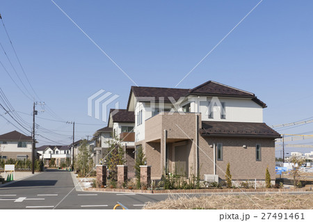 住宅　住宅街　イメージ　青空 快晴　見上げる　連棟 27491461