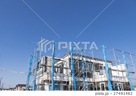 住宅　戸建て住宅建設現場　イメージ　足場　木造2階建て現場　青空コピースペース 27491462