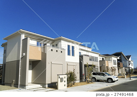 住宅　住宅街　イメージ　青空 快晴　連棟 27491468