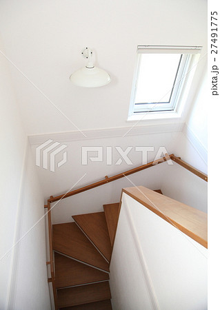 インテリアイメージ　階段　階段照明　ライトスイッチオフ　縦 27491775