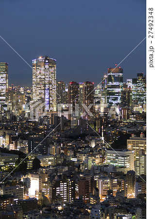 東京都心の街並 夜景 港区 六本木 赤坂 高層ビル群と密集するマンションの写真素材