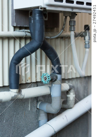ガス管と給湯器 ガス管と給湯器 27492451