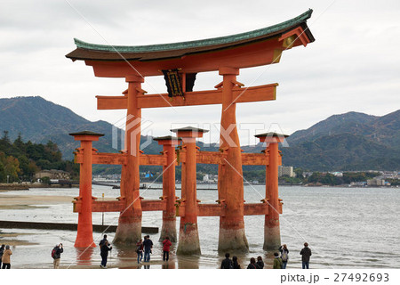 観光客が見上げる大鳥居、宮島・厳島神社、広島県 27492693