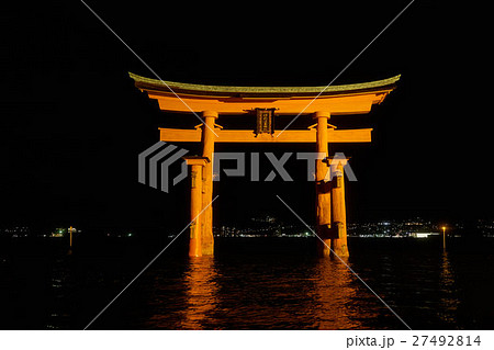 宮島厳島神社正面側から見た夜の大鳥居 広島県の写真素材