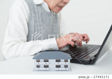 シニアと建物　マンション　アパート　介護施設　白バック 27493171