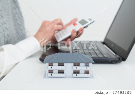 シニアと建物 マンション アパート 介護施設 白バック シニアと建物 マンション アパート 介護施設 白バック 27493239