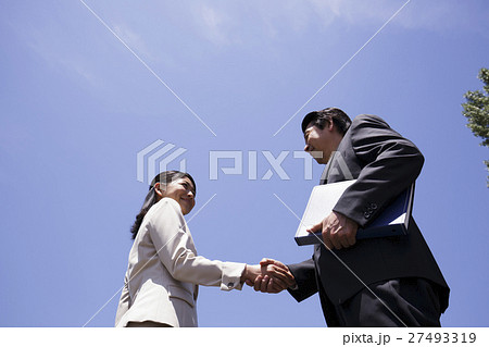 握手　ビジネス　商談　営業　打ち合わせ　ミーティング　ビジネスマン 27493319
