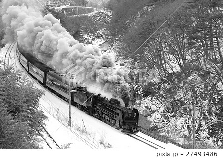 雪景色の上越線slの写真素材