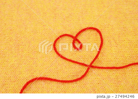 赤い毛糸　バレンタインイメージ　ホワイトデーイメージ 27494246