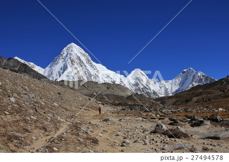 Mountain landscape on the way to Everest base camp 27494578