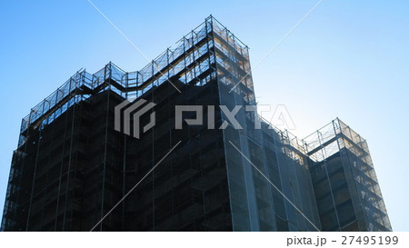ビルの外壁工事中の足場 ビルの外壁工事中の足場 27495199
