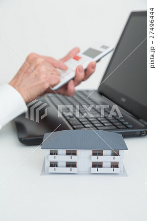 シニアと建物 マンション アパート 介護施設 白バック シニアと建物 マンション アパート 介護施設 白バック 27496444