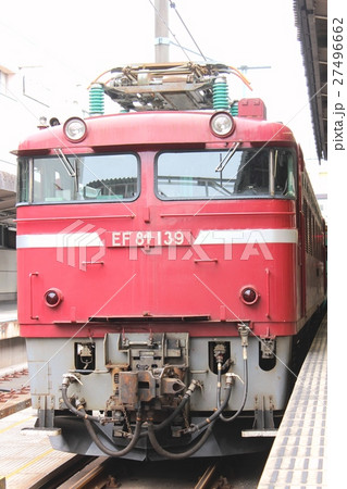 ＪＲ上野駅に停車中の国鉄型交流直流両用電気機関車EF81 27496662
