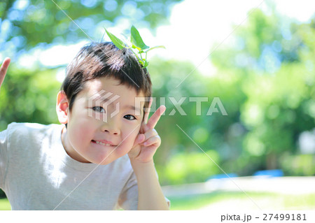 ピースする子ども ピースする子ども 27499181