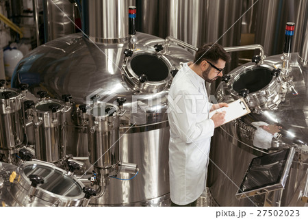 Concentrated man controlling mechanisms at beer Concentrated man controlling mechanisms at beer 27502023