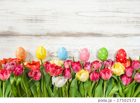 Easter eggs decoration with spring tulip flowers Easter eggs decoration with spring tulip flowers 27502572