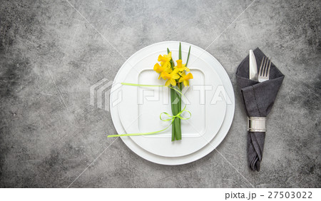 Table deco cutlery, napkin, narcissus flowers 27503022