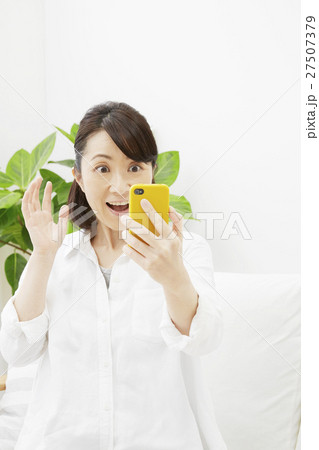 ミドル女性　スマートフォン　驚く 27507379