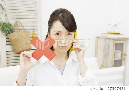 ミドル女性 スマートフォン ばつ印 ミドル女性 スマートフォン ばつ印 27507421