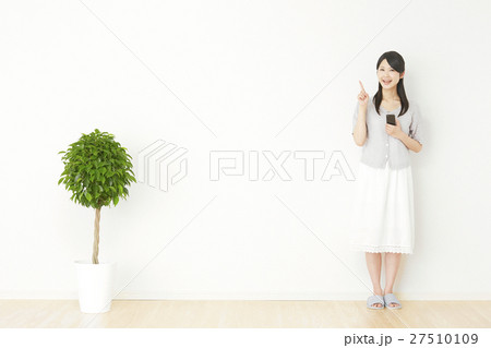 女性 指差す 女性 指差す 27510109