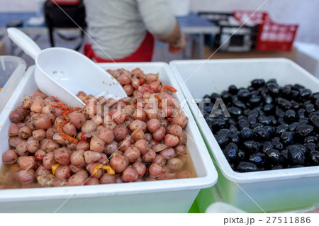 Onions And Black Olives In Oil 27511886