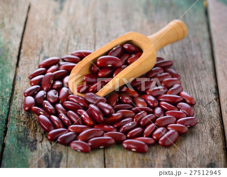 red bean in scoop on wood 27512945
