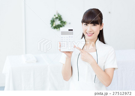 若い女性、エステティシャンと計算機 若い女性、エステティシャンと計算機 27512972