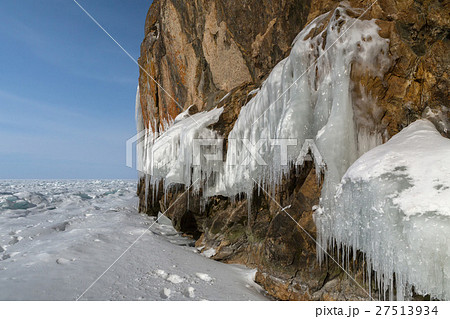 Huge icicles on rocks. Beautiful winter landscape 27513934