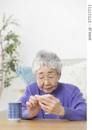 スマホを操作するシニア女性 27517711