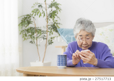 スマホを操作するシニア女性 スマホを操作するシニア女性 27517713