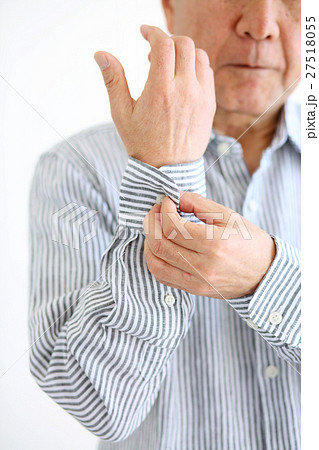 ライフスタイル　シニア男性　手元 27518055