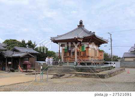 四国霊場第15番札所「（阿波）国分寺」大師堂とお遍路さん 27521091