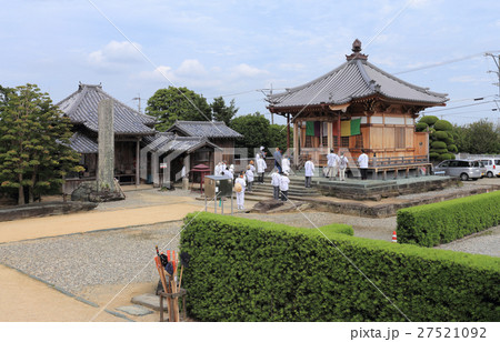 四国霊場第15番札所「(阿波)国分寺」大師堂と烏す沙摩明王堂とお遍路さん 四国霊場第15番札所「(阿波)国分寺」大師堂と烏す沙摩明王堂とお遍路さん 27521092