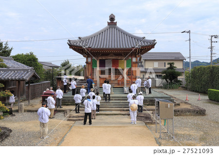 四国霊場第15番札所「(阿波)国分寺」大師堂とお遍路さん 四国霊場第15番札所「(阿波)国分寺」大師堂とお遍路さん 27521093