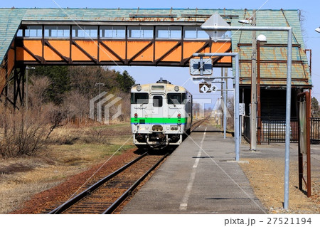 栗沢駅を発車する岩見沢行き普通列車。 27521194