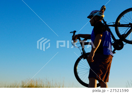 Adult cyclist carry his bicycle Adult cyclist carry his bicycle 27521590