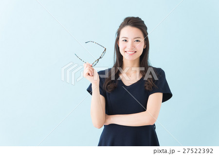 ワンピースの女性（青背景） 27522392