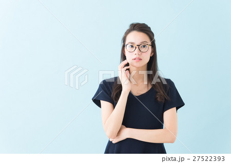ワンピースの女性(青背景) ワンピースの女性(青背景) 27522393