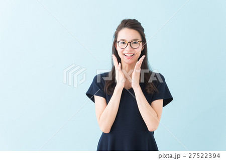 ワンピースの女性（青背景） 27522394