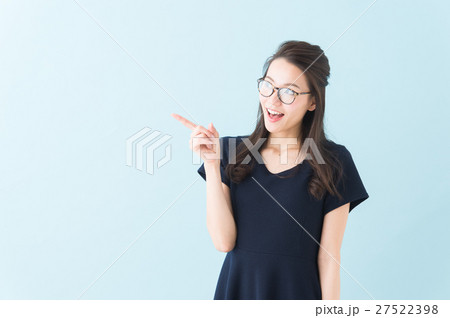 ワンピースの女性(青背景) ワンピースの女性(青背景) 27522398