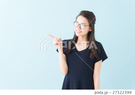 ワンピースの女性(青背景) ワンピースの女性(青背景) 27522399