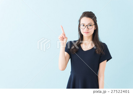 ワンピースの女性（青背景） 27522401