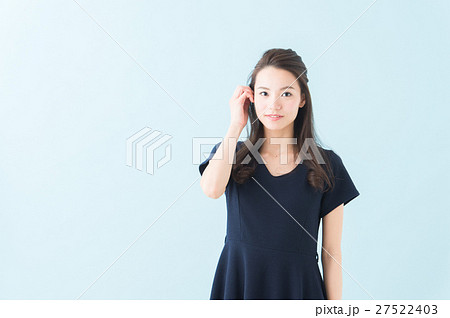 ワンピースの女性（青背景） 27522403