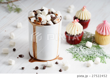 hot chocolate with mini marshmallows 27522452